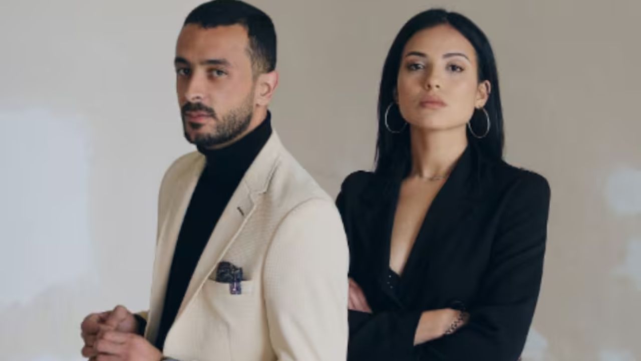 કોટ એક જ રંગના પેન્ટ સાથે પહેરવામાં આવે છે અને તેને વધુ ઔપચારિક પોશાક માનવામાં આવે છે. ઘણીવાર, ન્યૂઝ રીડર, કંપનીના સીઈઓ, બ્યૂરોક્રેટ્સ અને અન્ય વ્યાવસાયિકો સિવાય, લોકો તેને લગ્ન અથવા અન્ય ફંક્શનમાં પહેરે છે. કોટ સામાન્ય રીતે ઘેરા રંગના હોય છે.