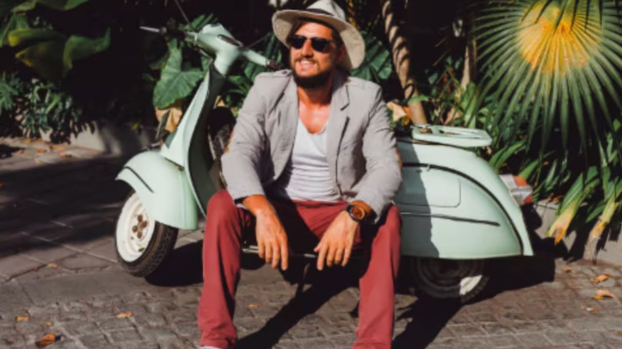 બીજી બાજુ, જો આપણે બ્લેઝર વિશે વાત કરીએ, તો તમે તેને દરરોજ વિવિધ શર્ટ અને પેન્ટ પર પહેરી શકો છો. તે પણ કોઈપણ કાર્યક્રમ અથવા સામાન્ય પ્રસંગે પહેરી શકો છો. કોટની જેમ, બ્લેઝર ખૂબ ડાર્ક રંગીન નથી હોતા, પરંતુ હળવા રંગના હોય છે.