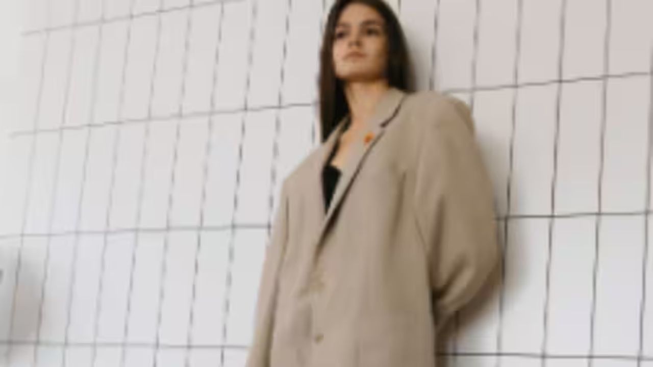 કોટ અને બ્લેઝર વચ્ચેનો તફાવત ખૂબ નજીવો છે, પરંતુ બંને સંપૂર્ણપણે અલગ-અલગ છે. બ્લેઝર ગમે ત્યારે ગમે તે પ્રકારના ડ્રેસ સાથે પહેરી શકાય છે. તમારે ફક્ત નક્કી કરવાનું છે કે તે સારું લાગે છે કે નહીં.