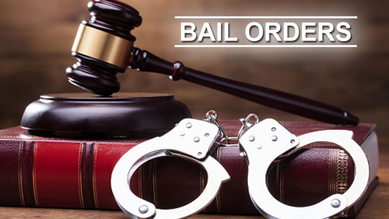 ચેલેન્જ શું છે?: પરંતુ આ ડિજિટલ પ્રક્રિયા એક ચેલેન્જ પણ લાવે છે. સોફ્ટ કોપીની અધિકૃતતા જેમાં જામીન ઓર્ડરની સોફ્ટ કોપી સાથે છેડછાડ અથવા નકલી દસ્તાવેજો તૈયાર કરવાની સંભાવના હોય છે. આવી સ્થિતિમાં પોલીસ અને જેલ વહીવટીતંત્ર સમક્ષ પ્રશ્ન એ છે કે તેની અધિકૃતતા કેવી રીતે ચકાસવી? આ માટે ઘણા પગલાં લેવામાં આવી રહ્યા છે.
