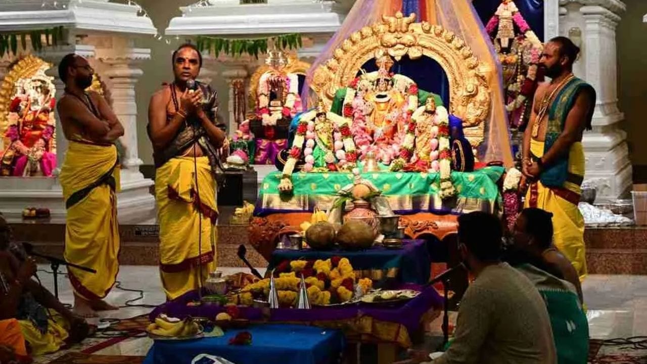 તમને જણાવી દઈએ કે મંદિર સાથે જોડાયેલા કેટલાક નિયમો છે જેનો ઉલ્લેખ હિન્દુ ધર્મના ઘણા મહાન શાસ્ત્રોમાં પણ કરવામાં આવ્યો છે. એવું માનવામાં આવે છે કે મંદિરમાં હંમેશા પોતાની વસ્તુઓનો ઉપયોગ કરવો જોઈએ. એક એવી વસ્તુ છે જે જો તમે ભૂલથી મંદિરમાં ભૂલી જાઓ છો તો સમજો કે ભગવાન પોતે તમને કેટલાક સંકેતો આપી રહ્યા છે.
