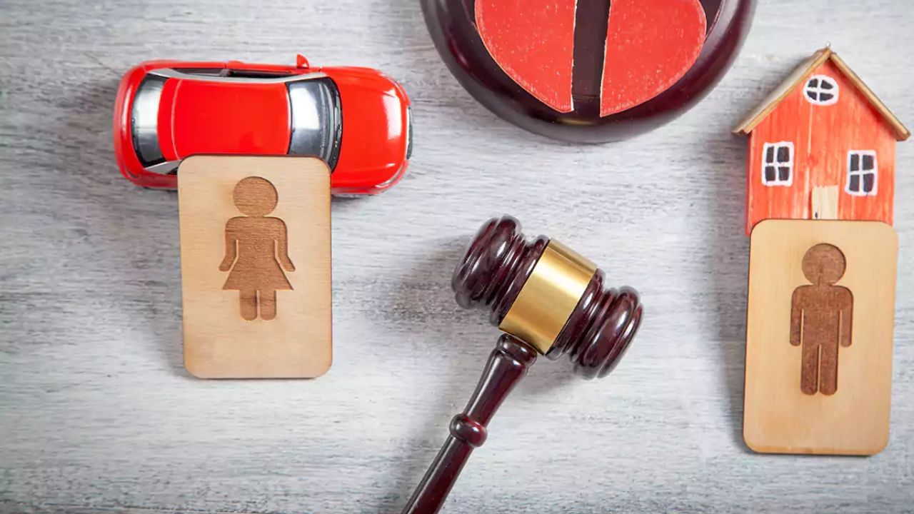 એટલું જ નહીં મુખ્ય ન્યાયાધીશે લગ્નના ટૂંકા સમયગાળાનો ઉલ્લેખ કરતા કહ્યું કે, તે ફક્ત 18 મહિના ચાલ્યું અને તમે દર મહિને 1 કરોડની માગ કરી રહ્યા છો. પુરુષના વકીલ માધવી દીવાને કહ્યું કે, 18 મહિનાના લગ્નના અંતને કારણે મહિલા અનિશ્ચિત સમય માટે નાણાકીય સહાય માંગી શકતી નથી. દીવાને કહ્યું કે તે શિક્ષિત છે અને કામ કરી શકે છે. આ પછી બેન્ચે સંબંધિત વ્યક્તિની આવકવેરાની વિગતો પણ માગી જેથી નક્કી કરી શકાય કે તેની નાણાકીય સ્થિતિ શું છે. તે ભરણપોષણ તરીકે કેટલી રકમ આપવા સક્ષમ છે.
