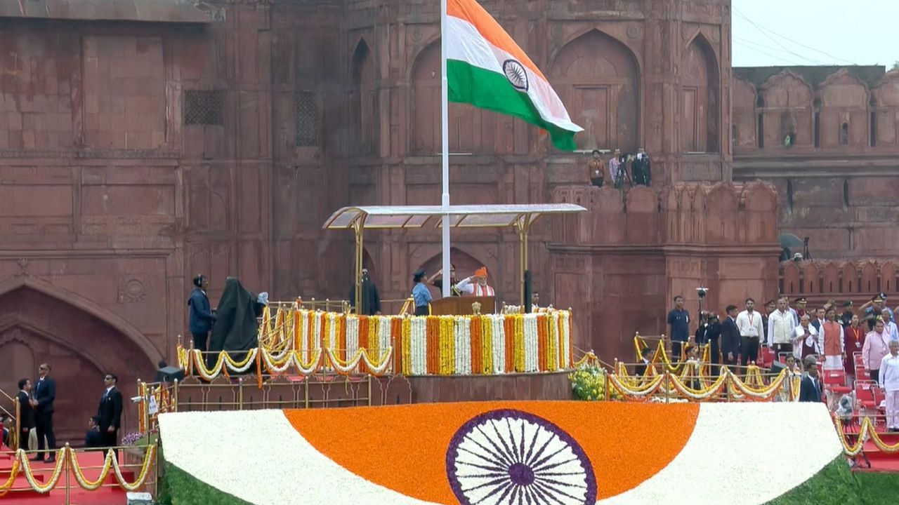 પ્રધાનમંત્રી વિકાસ ભારત રોજગાર યોજનાની જાહેરાત કરતા પીએમ મોદીએ કહ્યું કે દેશના યુવાનો માટે આ એક મોટા સમાચાર છે. આજે 15 ઓગસ્ટના રોજ, હું મારા દેશના યુવાનો માટે 1 લાખ કરોડ રૂપિયાની યોજના શરૂ કરી રહ્યો છું.
