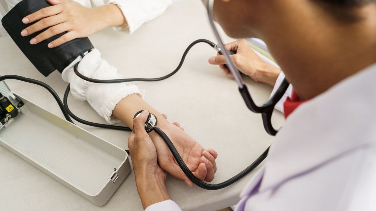 હાઈ બ્લડ પ્રેશર એક સાયલન્ટ કિલર જેવું કામ કરે છે, જે લાંબા સમય સુધી શરીરને કોઈ લક્ષણો બતાવ્યા વિના નુકસાન પહોંચાડે છે. વધતી ઉંમર સાથે, હાઈ બ્લડ પ્રેશરનું જોખમ પણ વધે છે. આ ઉંમરે હાર્ટ એટેક, સ્ટ્રોક અને કિડનીની સમસ્યાઓ જેવા હૃદય રોગો પણ વધવા લાગે છે, તેથી દર 2 થી 3 મહિને બ્લડ પ્રેશર ટેસ્ટ કરાવવો જોઈએ.