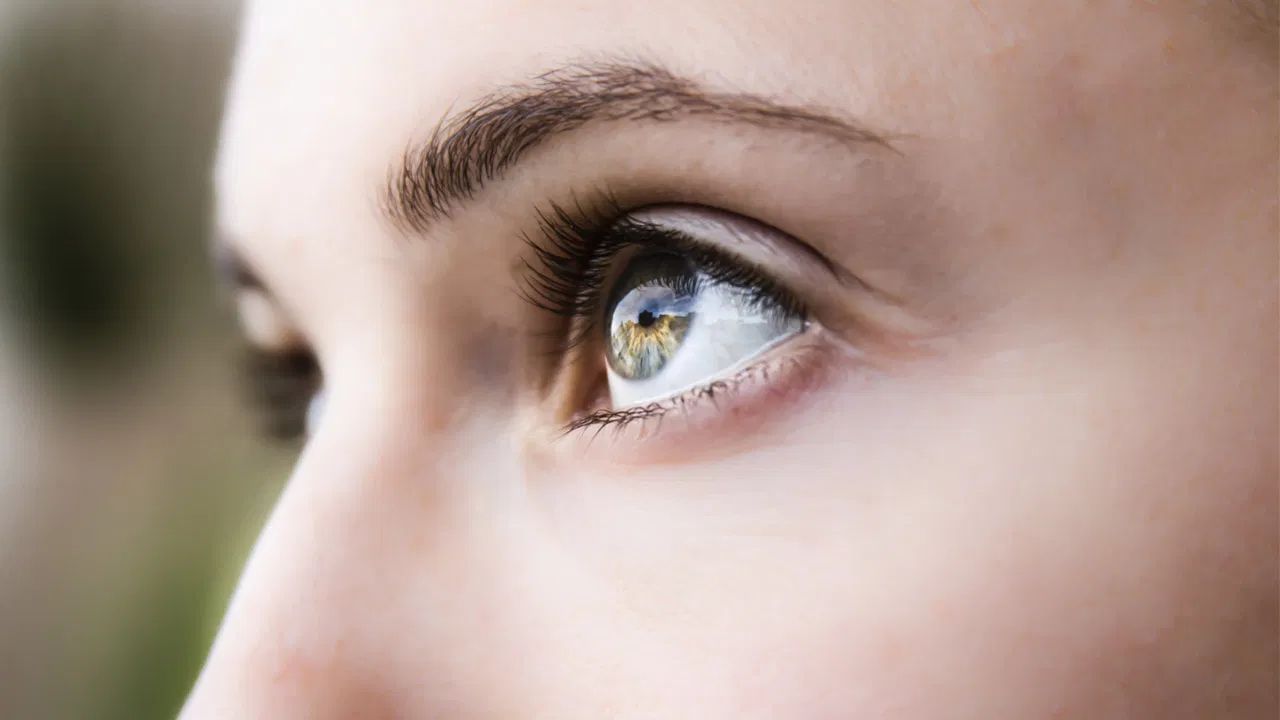 સવારે ઉઠતાની સાથે જ આંખોમાં સોજો આવવો સામાન્ય છે પરંતુ જો આ સોજો દિવસભર રહે તો તે કિડનીની સમસ્યાનો સંકેત હોઈ શકે છે. આવું ત્યારે થાય છે, જ્યારે પેશાબ દ્વારા પ્રોટીન બહાર આવવા લાગે છે. આને પ્રોટીન્યુરિયા કહેવાય છે.