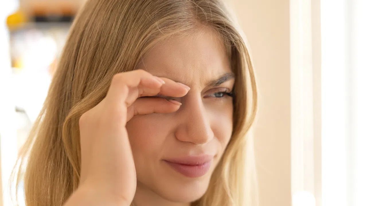 કિડનીના રોગથી પીડાતા લોકો ખાસ કરીને ડાયાલિસિસ પર રહેલા લોકો ઘણીવાર આંખો સુકાઈ જવાની અને ખંજવાળની ફરિયાદ કરે છે. આનું કારણ શરીરમાં મિનરલ્સ અને ટૉક્સિનનું અસંતુલન હોઈ શકે છે. જો તમને હંમેશા આંખો રગડવાનું મન થાય છે, તો ડૉક્ટરની સલાહ લો.