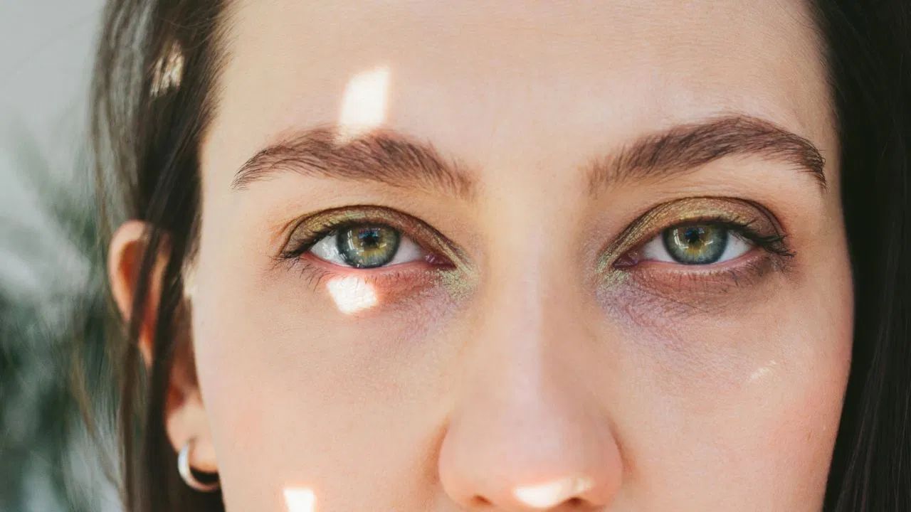 અચાનક ઝાંખી દ્રષ્ટિ અથવા ડબલ વિઝન પણ આંખની નબળાઈની નિશાની હોય છે. હાઈ બ્લડ પ્રેશર અને ડાયાબિટીસ જેવી સમસ્યા જે કિડનીની સાથે સંકળાયેલી છે, તે આંખોની નાની ચેતાને પણ અસર કરી શકે છે. આનાથી દ્રષ્ટિમાં ફેરફાર થઈ શકે છે અથવા તો અચાનક દ્રષ્ટિ ગુમાવી શકાય છે.