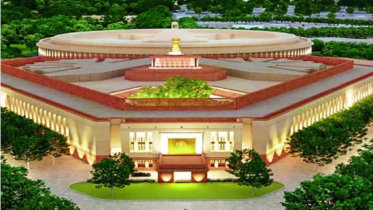 સોમવારે સંસદમાં જણાવવામાં આવ્યું હતું કે આ નાણાકીય વર્ષમાં કુલ 2.17 લાખ નકલી નોટો પકડાઈ છે. આ આંકડો ગયા વર્ષ કરતા થોડો ઓછો છે, જ્યારે 2.23 લાખ નકલી નોટો મળી આવી હતી. નકલી નોટોમાં, 100 રૂપિયાની 51,069 નોટો અને 200 રૂપિયાની 32,660 નોટો પકડાઈ હતી.