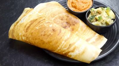 ફરાળી ઢોસામાં બટાકા મસાલા અને સ્વાદિષ્ટ ફરાળી મગફળીની ચટણી સાથે પીરસવામાં આવતી હોય છે. તો ચાલો અમે તમને ઉપવાસ દરમિયાન ફરાળી ઢોસા કેવી રીતે બનાવવો તે શીખવીએ.