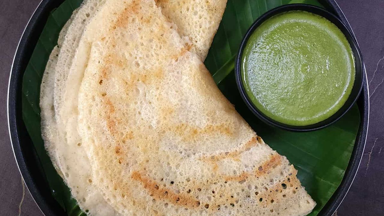 આ મિશ્રણને એક ઊંડા બાઉલમાં નાખો, તેમાં રાજગીરાનો લોટ, છાશ, આદુ-લીલા મરચાની પેસ્ટ અને સિંધવ મીઠું ઉમેરો અને સારી રીતે મિક્સ કરો. ઢાંકણથી ઢાંકી દો અને આખી રાત આથો આવવા માટે બાજુ પર રાખો.