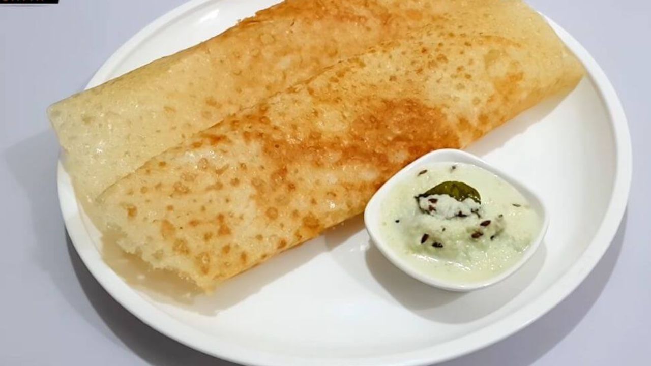 નોન-સ્ટીક તવો ગરમ કરો, તવા પર બેટરને રેડો અને તેને ગોળાકાર  ફેલાવો જેથી તેનો આકાર ગોળ બને. કિનારીઓ પર થોડું તેલ લગાવો, ઢોસાની બંને બાજુ ગોલ્ડન બ્રાઉન થાય ત્યાં સુધી રાંધો 