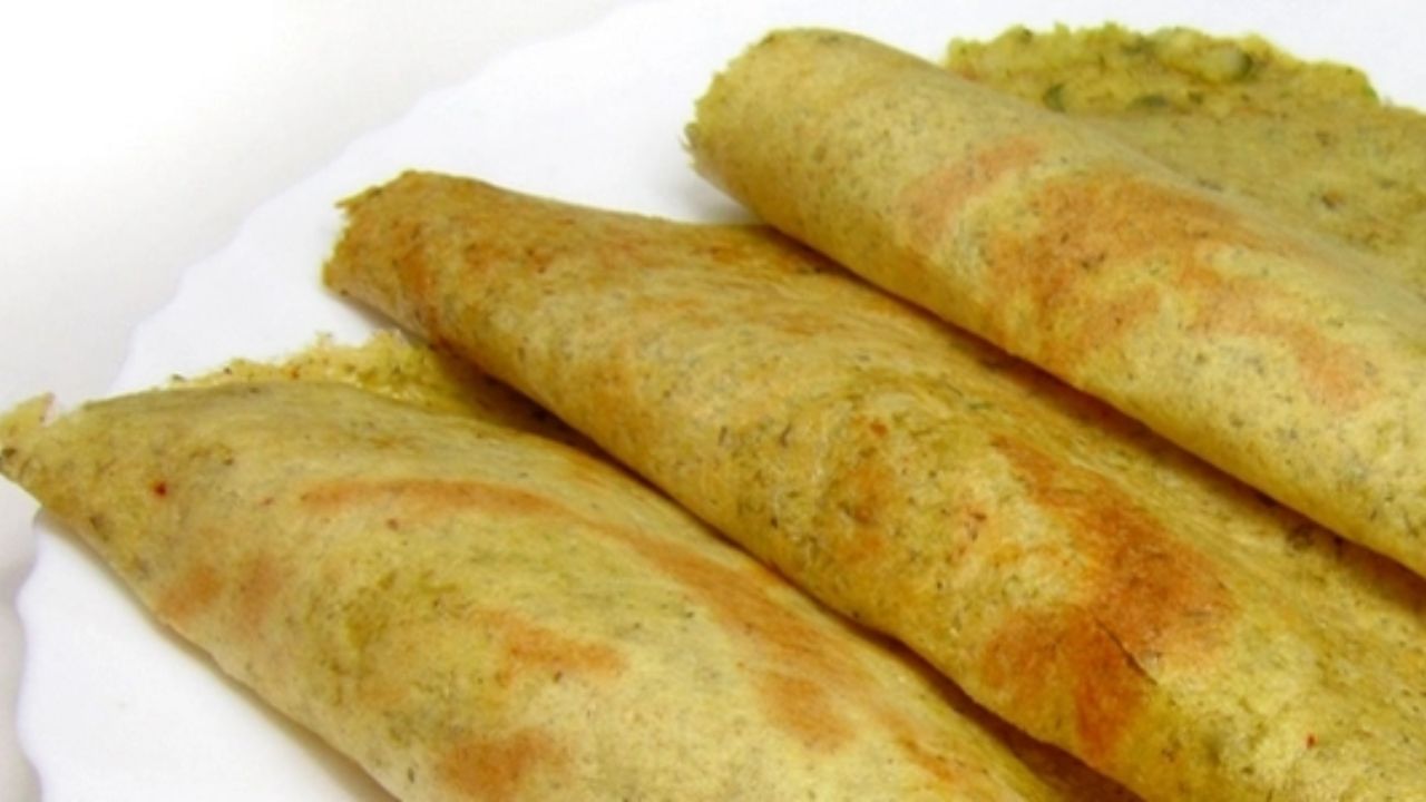 ત્યારબાદ ઢોસાની અંદર મગફળીની ચટણી લગાવો. તેના પર બટાકાનો મસાલો લગાવી તેને અડધા ભાગમાં ફોલ્ડ કરો. આ ઢોંસાને મગફળીની ચટણી સાથે સર્વ કરી શકો છો. 