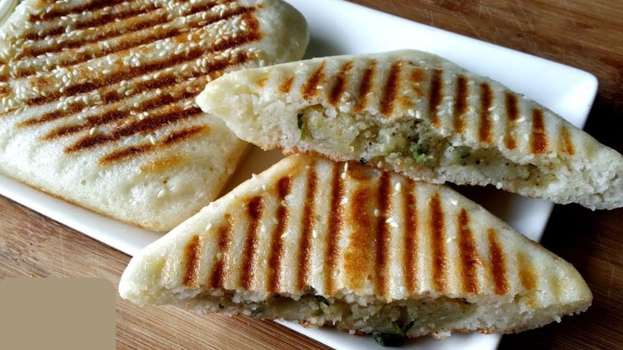 ખીરુ બનાવવા માટે સૌથી પહેલા મોરૈયો અને સાબુદાણાને અલગ-અલગ બારીક પાઉડર કરી લો. ત્યારબાદ તેને એક બાઉલમાં ભેગા કરો. ત્યારબાદ આ પાવડરને મિક્સ કરી ધીમે ધીમે 2 કપ પાણી ઉમેરી સ્મૂથ ખીરુ બનાવી લો.