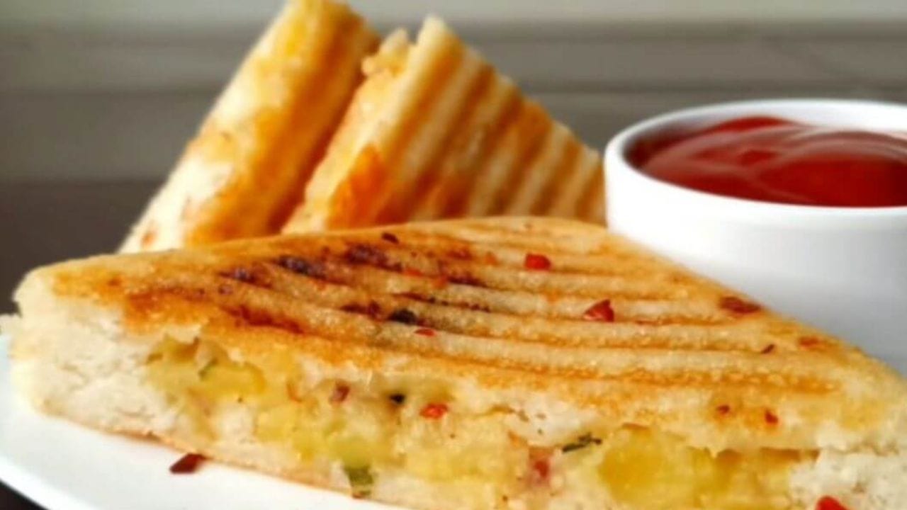 હવે ખીરાને 15-20 મિનિટ રેસ્ટ કરવા મુકો. ત્યારબાદ મિશ્રણમાં સિંધવ મીઠું ઉમેરો. બટાકાનો માવો બનાવવા માટે એક પેનમાં 2 ચમચી તેલ મુકો.