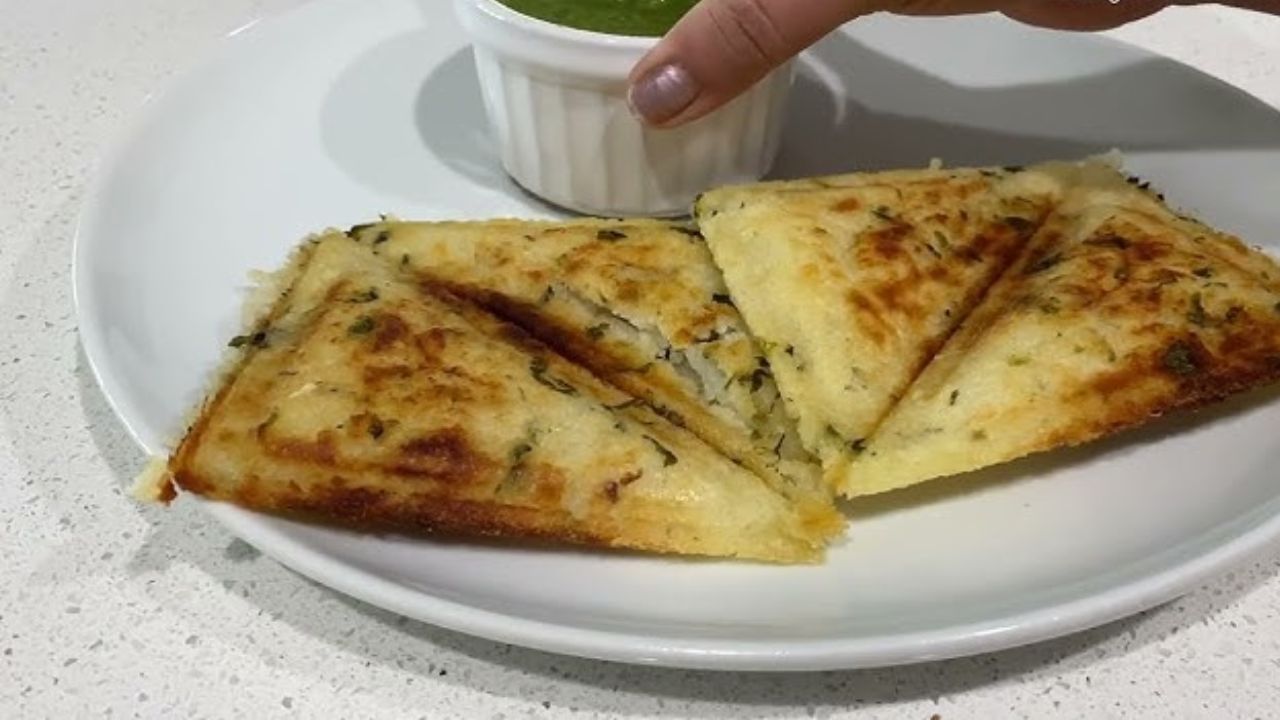 તેલ ગરમ થાય એટલે જીરું, મીઠા લીમડાના પાન ઉમેરો. ત્યારબાદ લીલા મરચાની પેસ્ટ ઉમેરો. હવે તેમાં મેશ કરેલું બટાકાનો માવો નાખો. તેમાં મગફળીના દાણા, 2 ચમચી બારીક સમારેલી તાજી કોથમીર, લીંબુનો રસ, ખાંડ અને સિંધવ મીઠું ઉમેરી મિક્સ કરો.