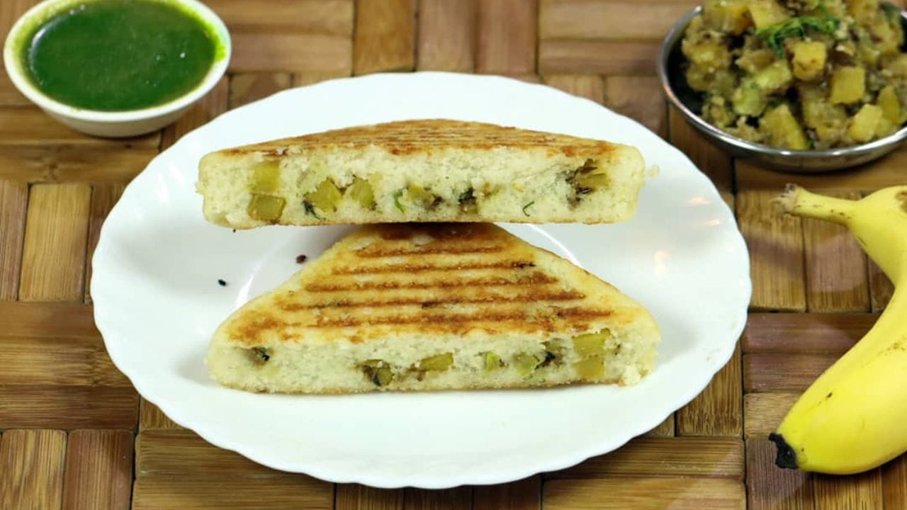 હવે સેન્ડવીચ બનાવવા માટે સેન્ડવિચ મેકરમાં તેલ લગાવો ત્યારબાદ તેના પર ખીરુ નાખો. ત્યારબાદ બટાકાનો માવો મુકી તેના પર ફરીથી ખીરુ નાખી. સેન્ડવીચ બંન્ને બાજુથી શેકાઈ જાય. પછી તેને ગ્રીન ચટણી સાથે સર્વ કરો.