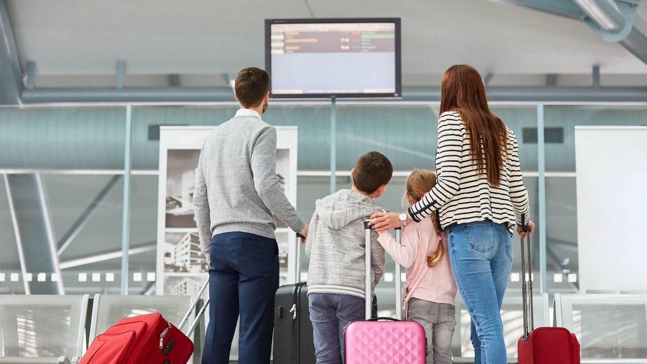 ફ્લાઇટ ડીલ્સ યુઝરની જરૂરિયાતોને સમજવા અને વધુ સારા પરિણામો બતાવવા માટે ગૂગલના એડવાન્સ્ડ AI નો ઉપયોગ કરે છે. એટલું જ નહીં, આ ટૂલ રીઅલ-ટાઇમ ગૂગલ ફ્લાઇટ્સ ડેટાનો ઉપયોગ કરીને સેંકડો એરલાઇન્સ અને બુકિંગ સાઇટ્સમાંથી ડેટા એકત્રિત કરે છે અને તેને તરત જ સ્ક્રીન પર પ્રદર્શિત કરે છે. આ સુવિધા આગામી થોડા અઠવાડિયામાં ભારત, અમેરિકા અને કેનેડામાં રહેતા વપરાશકર્તાઓ માટે રોલઆઉટ કરવામાં આવશે.