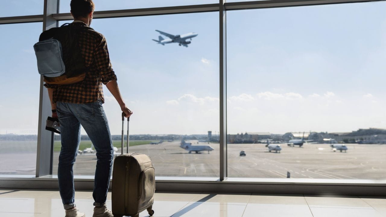 આ નુકસાન છે: જ્યારે કોઈ ફ્લાઇટ ઉડાન ભરવામાં નિષ્ફળ જાય છે, ત્યારે એરલાઇન્સને અનેક પ્રકારના નુકસાન સહન કરવા પડે છે. સૌ પ્રથમ મુસાફરોએ વૈકલ્પિક ફ્લાઇટ્સની વ્યવસ્થા કરવી પડે છે. જેમાં નવી ટિકિટ, નાસ્તા અને ક્યારેક વળતરનો ખર્ચ શામેલ હોય છે. આ ઉપરાંત એરલાઇન્સને વિમાનના સમારકામ, વધારાની ટેકનિકલ તપાસ અને જાળવણીનો ખર્ચ પણ ઉઠાવવો પડે છે.