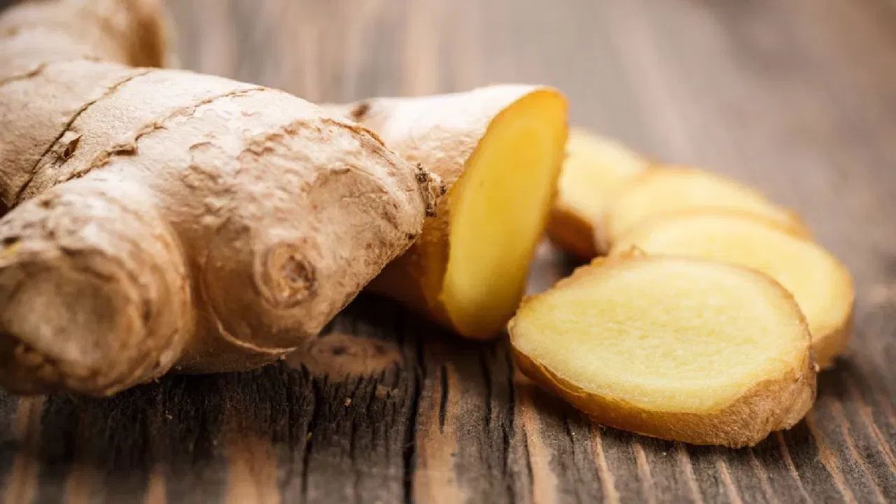 શું આદુ વાળના વિકાસ માટે ફાયદાકારક છે? - જોકે આદુને તબીબ વાળ માટે ભલામણ કરવામાં આવતી નથી. પરંતુ કેટલાક લોકો માને છે કે આદુ વાળના વિકાસને પ્રોત્સાહન આપે છે. એશિયન દવામાં વાળના વિકાસ માટે આદુનો ઉપયોગ કરવામાં આવે છે. પરંતુ કેટલાક સંશોધકો માને છે કે આદુ ટાલ મટાડી શકતું નથી. હા, પણ આદુ ખોપરી ઉપરની ચામડીની બળતરા ઘટાડે છે. જ્યારે ખોપરી ઉપરની ચામડી સ્વસ્થ હોય છે, ત્યારે વાળનો વિકાસ પણ સુધરે છે.