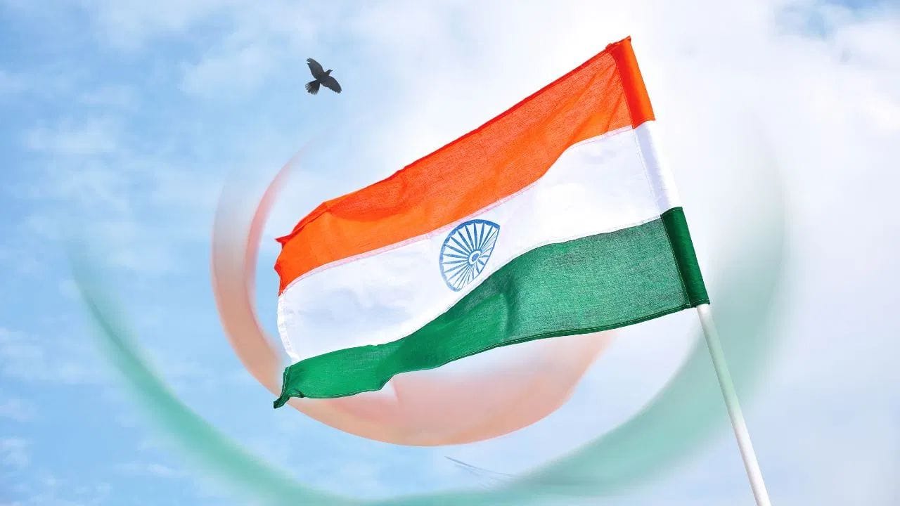 જો કે, દિલ્હીમાં કેટલાક વિસ્તારો એવા છે કે જ્યાં પતંગ ઉડાડવા પર પ્રતિબંધ છે. આનું કારણ પતંગની દોરીઓને કારણે થતા અકસ્માતો છે. પતંગ ઉડાડવાની સાથે, સાવધાની પણ મહત્વપૂર્ણ છે. પતંગ ઉડાવતી વખતે ખાસ કાળજી લેવી જોઈએ કે પતંગની દોરી કોઈને નુકસાન ન પહોંચાડે.