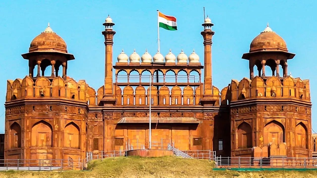 વાત એમ છે કે, 15 ઓગસ્ટના રોજ દિલ્હીનું વાતાવરણ ચોમેર તરફ ખુશીઓથી ભરાયેલું હોય છે. લાલ કિલ્લા પર ત્રિરંગો ફરકાવવામાં આવે છે, દેશભક્તિના ગીતો ગવાય છે અને આકાશમાં મસ્ત રંગીન પતંગો ચગતા જોવા મળે છે.