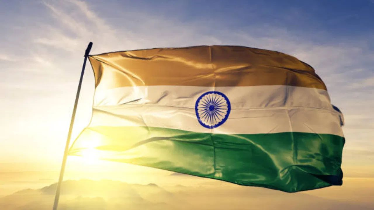 વર્ષ 1947 માં આઝાદી પછી, આ પરંપરાએ આનંદ અને ઉજવણીનું સ્વરૂપ લઈ લીધું. હાલની તારીખમાં પતંગ ઉડાડવું એ 'સ્વતંત્રતા'નું પ્રતીક છે. 15 ઓગસ્ટના રોજ આકાશમાં ઉડતા પતંગો દર્શાવે છે કે, ભારત હવે આઝાદ છે. દિલ્હીમાં ત્રિરંગાના રંગમાં ઉડતા પતંગો આકાશમાં દેશભક્તિની ગાથા દર્શાવે છે.