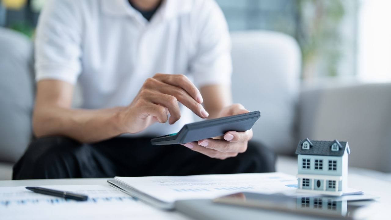 કંપનીઓનો દાવો છે કે જ્યારે તેમને ITC નહીં મળે, ત્યારે તેઓ પ્રીમિયમ દરોમાં કોઈ મોટી રાહત આપી શકશે નહીં. એટલે કે ગ્રાહકો માટે સસ્તા વીમા પ્રીમિયમની આશા પણ તૂટી શકે છે. જોકે, સરકારનું કહેવું છે કે આ ફેરફાર કર પ્રણાલીને સરળ, પારદર્શક અને અસરકારક બનાવવાના ઉદ્દેશ્યથી કરવામાં આવી રહ્યો છે. આનાથી સામાન્ય લોકો અને નાના વેપારીઓ પર કરનો બોજ ઓછો થશે. પરંતુ કંપનીઓ માને છે કે આ નિર્ણય ઉદ્યોગ પર નવો દબાણ વધારી શકે છે.