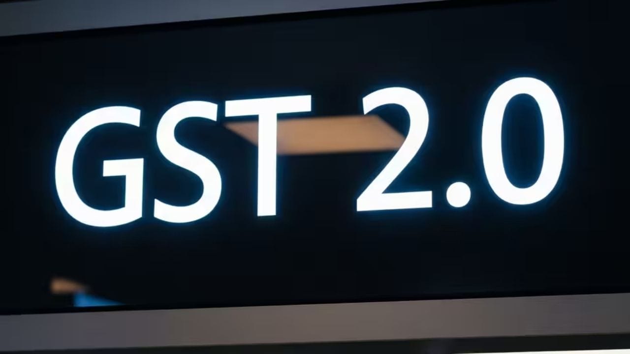 સરકારે GST એટલે કે ગુડ્સ એન્ડ સર્વિસ ટેક્સ સિસ્ટમમાં મોટો ફેરફાર કરવાની તૈયારી કરી છે. GST 2.0 ટૂંક સમયમાં લાગુ થઈ શકે છે, જે કર પ્રણાલીને પહેલા કરતા સરળ અને સમજવામાં સરળ બનાવશે. નવી સિસ્ટમ હેઠળ, હવે ફક્ત બે મુખ્ય ટેક્સ સ્લેબ હશે, 5% અને 18%. આનાથી કર ગણતરી અને વસૂલાત બંને સરળ બનશે.