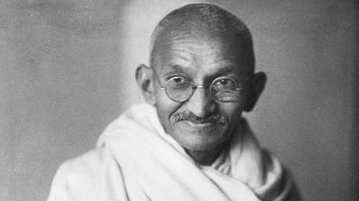 ગાંધી અટકનો અર્થ અને ઈતિહાસ જાણવો એક રસપ્રદ સાંસ્કૃતિક અને ભાષાકીય વિષય છે. આ નામ ભારતના ચોક્કસ સમુદાય અને પ્રદેશ સાથે સંકળાયેલું છે. મહાત્મા ગાંધીના પરિવાર સાથે પણ સંબંધિત છે. 