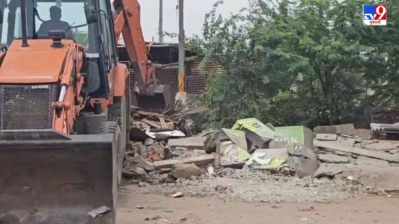 Kutch : ગાંધીધામ તાલુકામાં મોટાપાયે ડિમોલિશન ! સરકારી જમીન પરથી ગેરકાયદે 16 જેટલી દુકાનો તોડી પડાઈ, જુઓ Video
