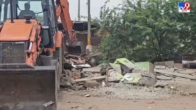 Kutch : ગાંધીધામ તાલુકામાં મોટાપાયે ડિમોલિશન ! સરકારી જમીન પરથી ગેરકાયદે 16 જેટલી દુકાનો તોડી પડાઈ, જુઓ Video Kutch : ગાંધીધામ તાલુકામાં મોટાપાયે ડિમોલિશન ! સરકારી જમીન પરથી ગેરકાયદે 16 જેટલી દુકાનો તોડી પડાઈ, જુઓ Video