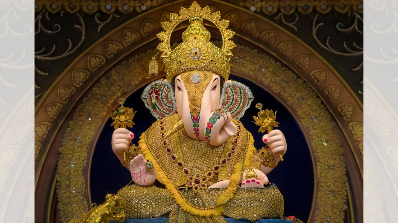ભક્તો પોતાના ઘરો તથા મંદિરોમાં ગણેશજીની પ્રતિમા સ્થાપિત કરી, સતત દસ દિવસ સુધી શ્રદ્ધા અને વિધિપૂર્વક પૂજા કરે છે. આ વર્ષે ગણેશ ચતુર્થી પર ગ્રહોના અનોખા સંયોગ બનતા, આ પર્વનું મહત્વ વધુ વિશેષ માનવામાં આવી રહ્યું છે. (Credits: - Canva)