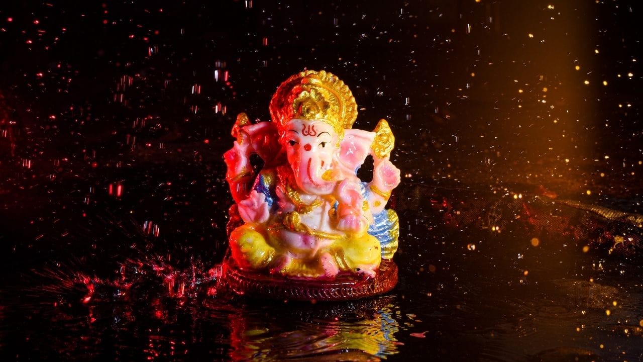 ઓપરેશન સિંદૂરના દેશભક્તિ આધારિત સુશોભન અને વડાપ્રધાન નરેન્દ્ર મોદીના સ્વદેશીના આહ્વાન અંતર્ગત સ્વદેશી વસ્તુઓના ઉપયોગ એમ 2 થીમ આધારિત પંડાલની પ્રતિયોગિતા યોજાશે.