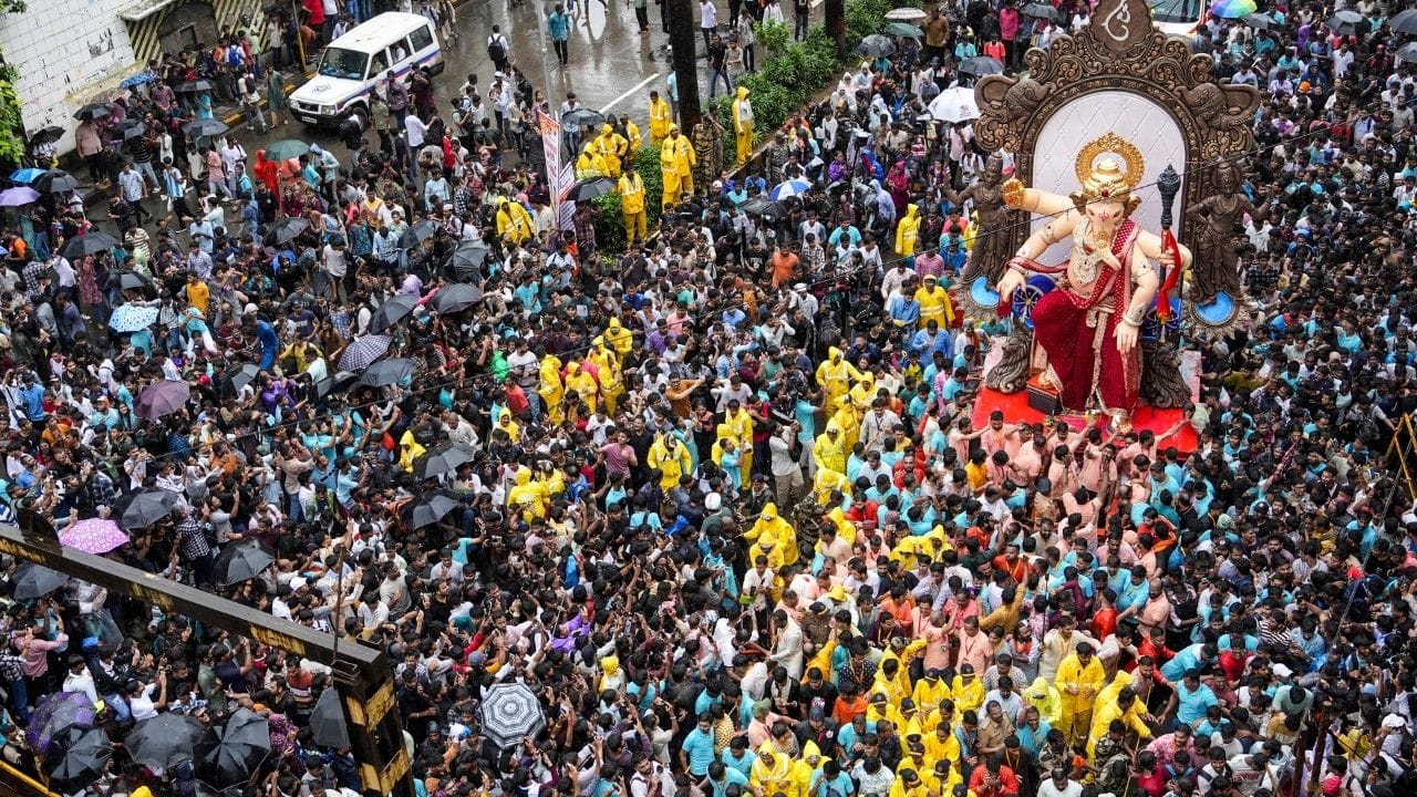 ગણેશ પંડાલના આયોજકોએ નિયત ફોર્મ દરેક જિલ્લાની યુવા અને સાંસ્કૃતિક પ્રવૃતિઓની કચેરીમાંથી મેળવવાનું રહેશે.તેમજ આ ફોર્મ સમય મર્યાદામાં જમા કરાવવાનું રહેશે.