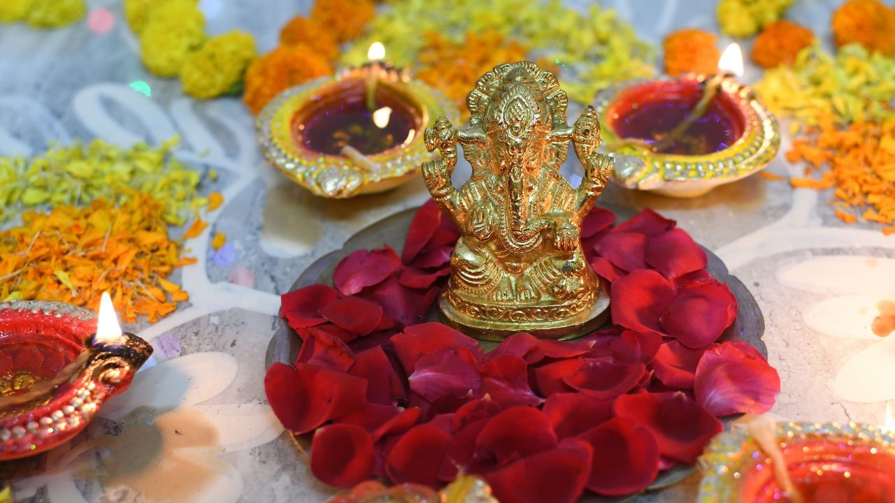 તમારે જાણવું જોઈએ કે ઘરમાં ગણેશ મૂર્તિ ક્યાં રાખવાનું ટાળવું. મૂર્તિને સીડી, ગેરેજ, બેડરૂમ અને બાથરૂમ નીચે રાખવી અશુભ છે. (All Photo Credit -GettyImages)