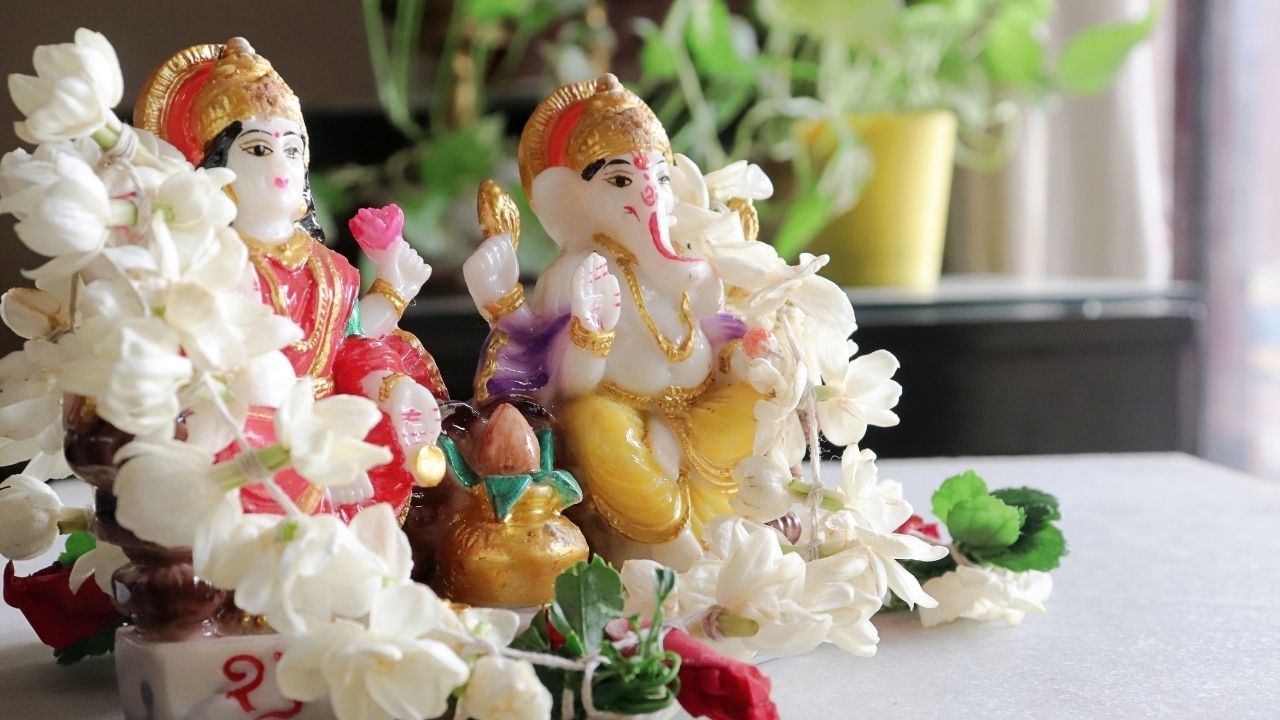 ભગવાનની બેસવાની સ્થિતિ, જેને લલિતાસન તરીકે પણ ઓળખવામાં આવે છે, તે ઘરની ચાર દિવાલોની અંદર શાંતિપૂર્ણ વાતાવરણને પ્રોત્સાહન આપે છે. સંપત્તિ, આરામ અને વૈભવની શોધ કરનારાઓએ ગણેશ મૂર્તિને સૂતી સ્થિતિમાં મૂકવી જોઈએ.