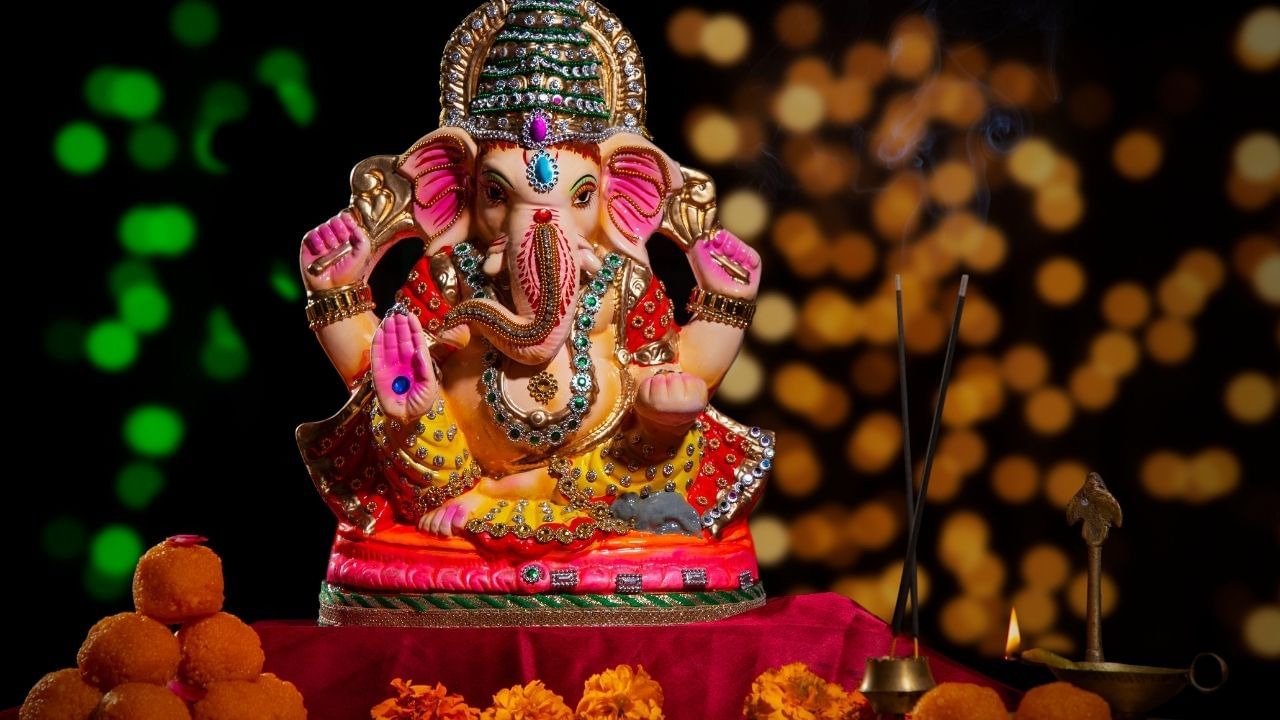 મોટાભાગના હિન્દુ પરિવારો ભગવાન ગણેશમાં શ્રદ્ધા ધરાવે છે અને તમને ઘણીવાર વાસ્તુ નિષ્ણાતો લોકોને ઘરે ગણેશ મૂર્તિ રાખવાની સલાહ આપતા જોવા મળશે. જો કે, ઘર માટે ગણેશ મૂર્તિના વાસ્તુ મહત્વથી વાકેફ રહેવું જોઈએ. આ ઉપરાંત, ઘણા ગણેશ વાસ્તુ નિયમો છે જેને ધ્યાનમાં રાખવાની જરૂર છે.