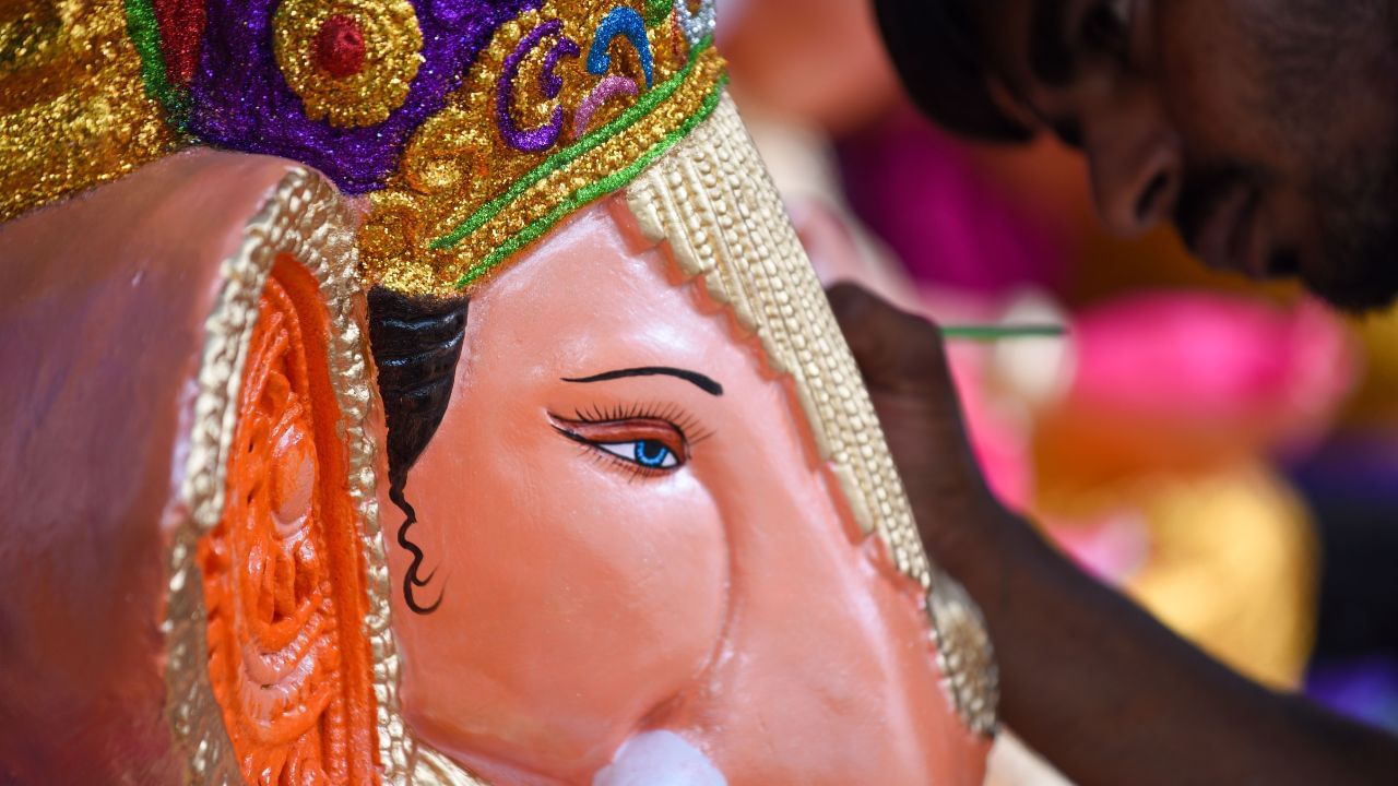 વિઘ્નહર્તા તરીકે પણ ઓળખાતા ભગવાન ગણેશ હિન્દુઓમાં ખૂબ જ મહત્વપૂર્ણ દેવતા છે. ગણેશજીની પ્રતિમાનું મુખ્ય વાસ્તુ મહત્વ એ છે કે તેમને તમામ અવરોધો દૂર કરનાર માનવામાં આવે છે. જો તમે ગણેશ વાસ્તુ નિયમો અનુસાર ઘરમાં ગણેશ મૂર્તિ રાખો છો, તો તમારું ઘર પ્રેમ, આનંદ, શાંતિ અને વિપુલતાથી ભરાઈ જશે.