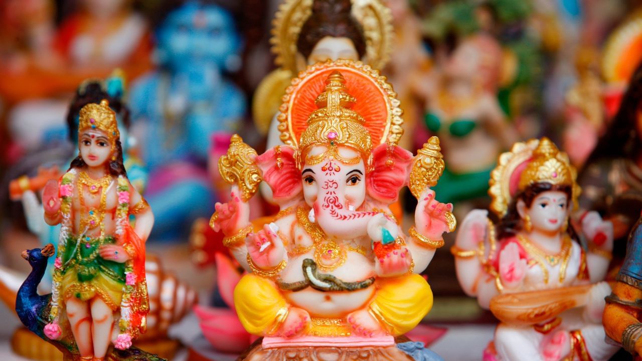 ગણેશ મૂર્તિઓ વિવિધ રંગોમાં આવે છે. સ્વ-વિકાસ ઇચ્છતા લોકોએ સિંદૂર રંગની વાસ્તુ ગણેશ મૂર્તિનો વિચાર કરવો જોઈએ. તેવી જ રીતે, સફેદ રંગ સમૃદ્ધિ, શાંતિ અને સુખાકારીનું પ્રતિનિધિત્વ કરે છે. સફેદ વાસ્તુ ગણેશ મૂર્તિ મૂકવાથી ઘરમાં આ ગુણો આવી શકે છે.