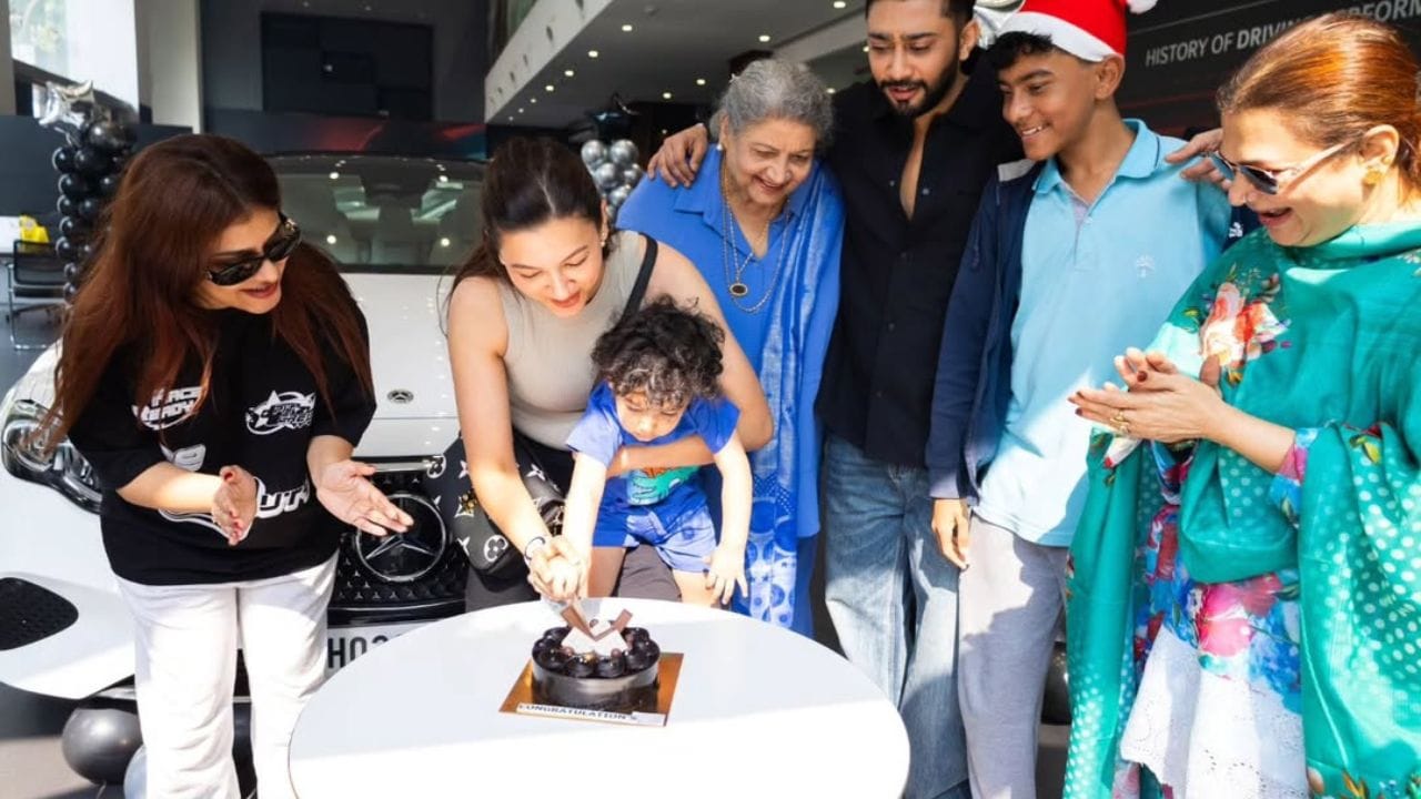 ગૌહર ખાન તેની પર્સનલ લાઈફ અને પ્રોફેસનલ લાઈફના કારણે પણ ચર્ચામાં રહે છે. આ અભિનેત્રીએ 2002 થી 2006 સુધી રેમ્પ વોક કર્યું હતું અને એક વખત રેમ્પ વોક દરમિયાન તેનો ડ્રેસ ફાટી ગયો હતો.તેમજ તેના અફેરના કારણે પણ ચર્ચામાં રહી હતી.