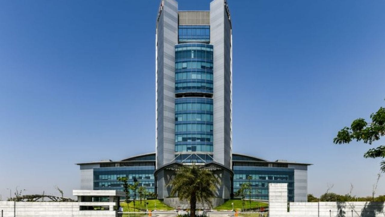 શાંતિગ્રામ એ અદાણી ગ્રૂપ દ્વારા વિકસાવાયેલું એક હાઈ-એન્ડ ઇન્ટિગ્રેટેડ ટાઉનશિપ છે, જ્યાં A-ગ્રેડ ઑફિસિસ, રહેણાંક સ્કીમો અને કોમર્શિયલ સ્પેસિસ સાથે આધુનિક સુવિધાઓ છે. અદાણી પાવરની ઓફિસ આ ટાઉનશિપના હૃદયસ્થળે આવેલી છે.