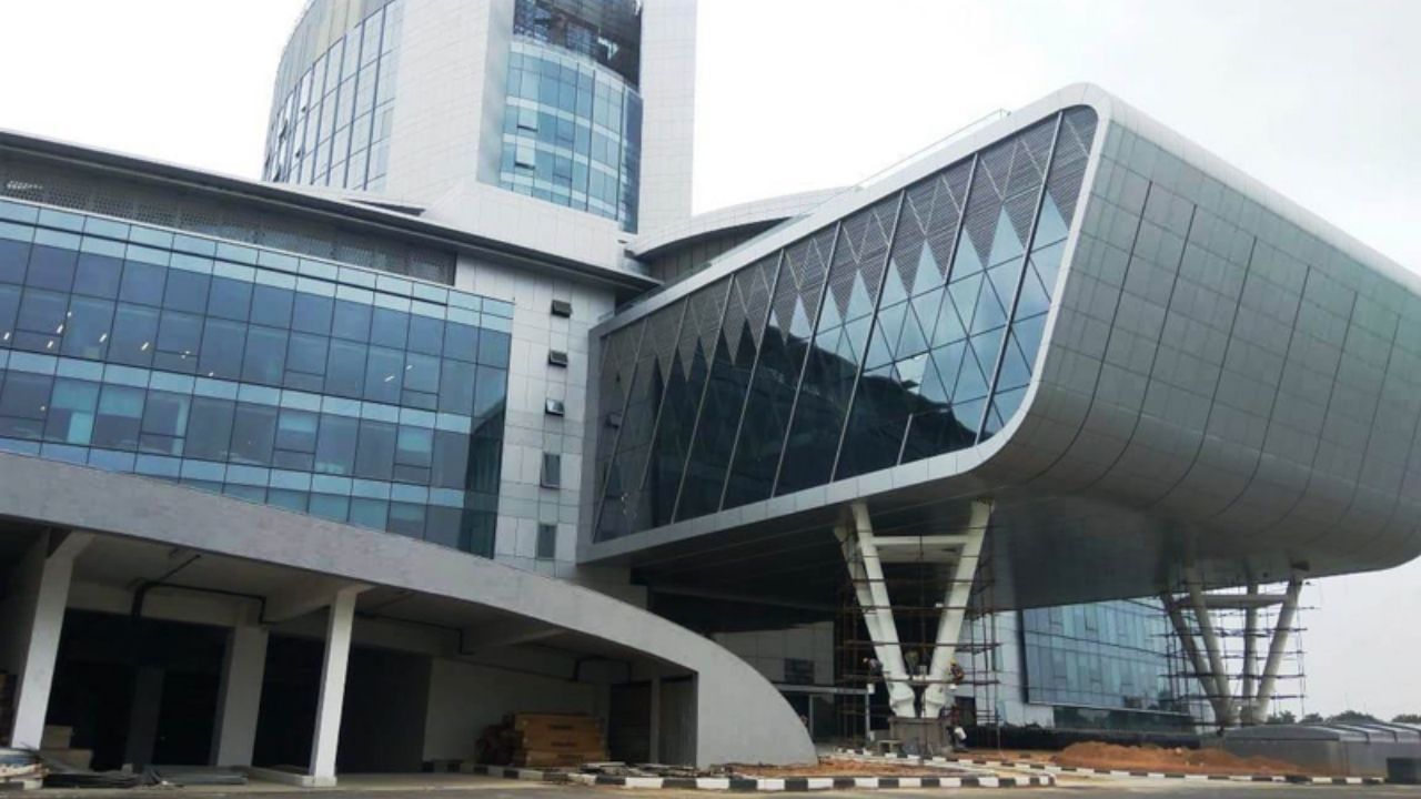 Adani Corporate House માત્ર ઓફિસ નહીં પણ ટેક્નોલોજી અને ઇન્ફ્રાસ્ટ્રકચરનું ભવ્ય સમન્વય છે. અહીંથી રિસર્ચ, નવી પહેલ અને પ્લાનિંગ સંબંધિત મોટાં નિર્ણયો લેવામાં આવે છે, જે ભારતના ઊર્જા ક્ષેત્રના દિશાને બદલી રહ્યા છે.