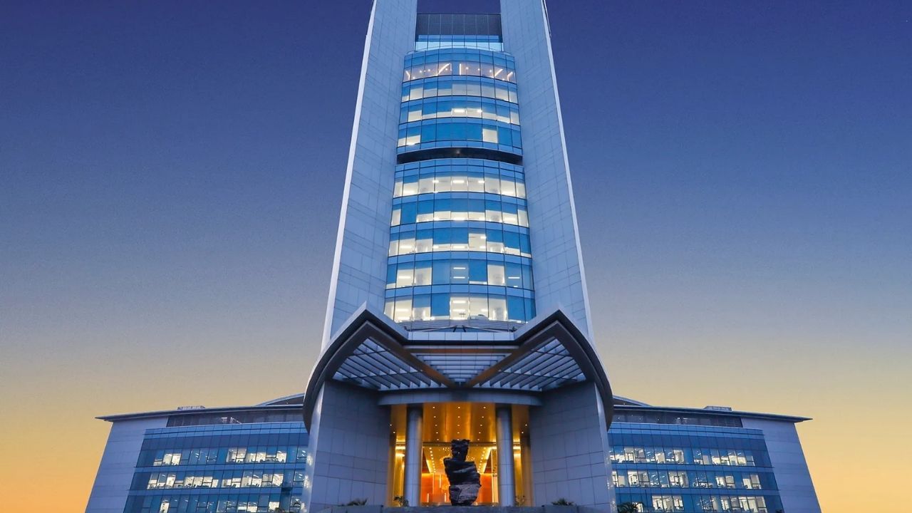 અદાણી પાવરની ઓફિસનું બાહ્ય ઢાંચું વિશ્વસ્તરિય ડિઝાઇન ધરાવે છે. ગ્લાસ ફેસેડ, લીલા લોન અને સુરક્ષિત પાર્કિંગ સહિત ઓફિસ વિસ્તાર સોશિયલ મીડિયા માટે એક આકર્ષક લાઇવ લોકેશન બની ચૂક્યું છે. અહીંની તસવીરો ગુજરાતના કોર્પોરેટ વિકાસનું પ્રતિનિધિત્વ કરે છે.