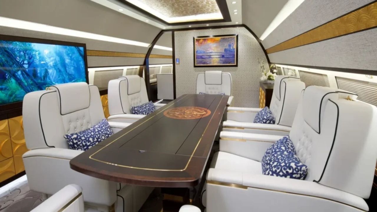 અહેવાલ અનુસાર, ગૌતમ અદાણીની કુલ સંપત્તિ લગભગ 60.3 અબજ ડોલર (અંદાજે 5 લાખ કરોડ રૂપિયા) છે. તેઓ હાલમાં ભારતના બીજા સૌથી અમીર ઉદ્યોગપતિ છે, મુકેશ અંબાણી પછી. બ્લૂમબર્ગની ગ્લોબલ રિચ લિસ્ટમાં અદાણી 21માં ક્રમે છે અને વિશ્વના ટોચના 30 અમીર લોકોમાં સામેલ છે.