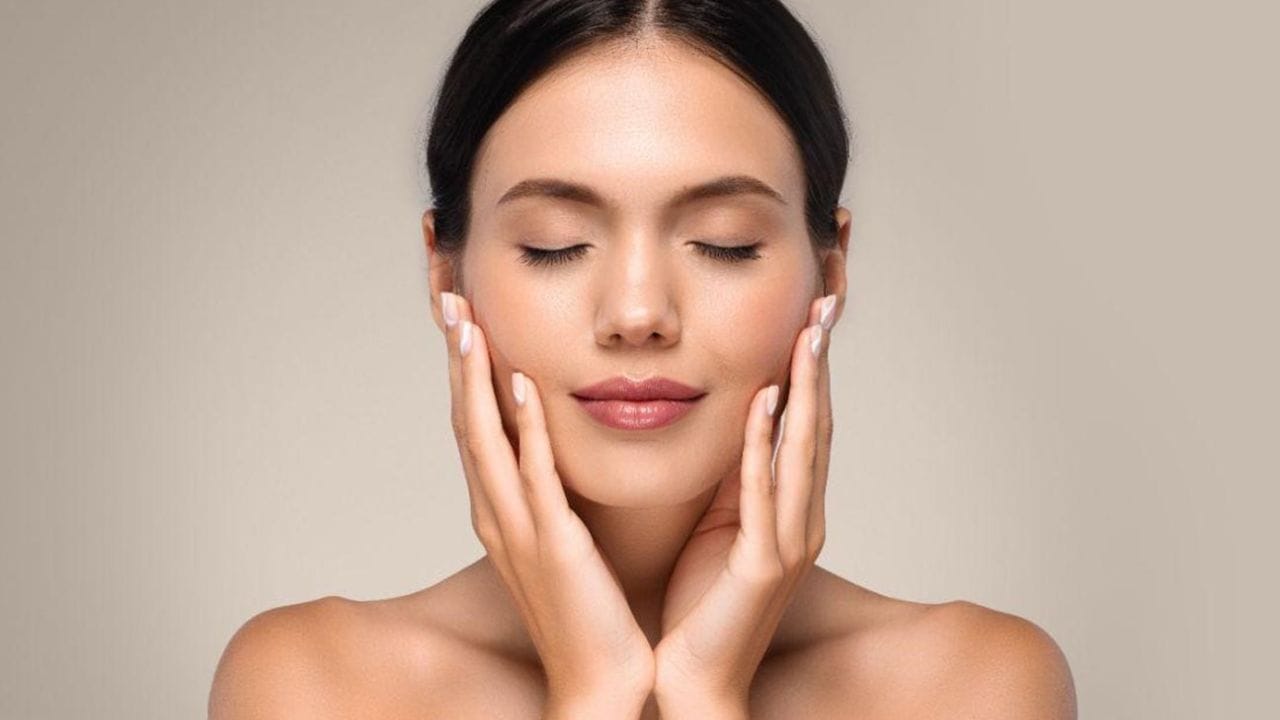 બીજી બાજુ, જો આપણે ઘી વિશે વાત કરીએ તો તેમાં વિટામિન એ, ડી, ઇ અને કે, તેમજ સ્વસ્થ ચરબી અને બ્યુટીરિક એસિડ હોય છે. હવે ચાલો જાણીએ કે ત્વચાને ચમકદાર અને નરમ બનાવવા માટે બેમાંથી કયું શ્રેષ્ઠ છે?
