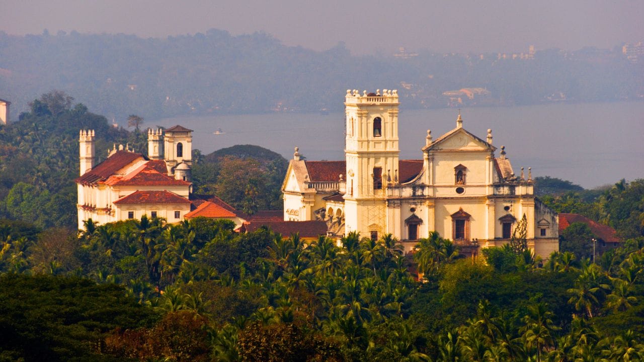 સંસ્કૃતમાં ગોવાને “ગોમંતક” કહેવાયું છે, જેનો અર્થ થાય છે, ગાયોની સમૃદ્ધિ ધરાવતી ભૂમિ.“ગોવાપુરી” નામ પણ પ્રાચીન ગ્રંથોમાં જોવા મળે છે. મહાભારતમાં ઉલ્લેખ છે કે અહીં પરશુરામે સમુદ્રને પાછળ હટાવીને જમીન ઊભી કરી હતી, એટલે આ ભૂમિને પવિત્ર માનવામાં આવે છે.બાદમાં પ્રાકૃત ભાષામાં “ગોમંતક”માંથી “ગોવા” શબ્દ વિકસ્યો. પોર્ટુગીઝ શાસન દરમ્યાન આ પ્રદેશને “Goa” તરીકે ઓળખાવવામાં આવ્યો, જે પછી સત્તાવાર નામ બની ગયું. ( Credits: Getty Images )