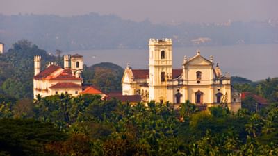 સંસ્કૃતમાં ગોવાને “ગોમંતક” કહેવાયું છે, જેનો અર્થ થાય છે, ગાયોની સમૃદ્ધિ ધરાવતી ભૂમિ.“ગોવાપુરી” નામ પણ પ્રાચીન ગ્રંથોમાં જોવા મળે છે. મહાભારતમાં ઉલ્લેખ છે કે અહીં પરશુરામે સમુદ્રને પાછળ હટાવીને જમીન ઊભી કરી હતી, એટલે આ ભૂમિને પવિત્ર માનવામાં આવે છે.બાદમાં પ્રાકૃત ભાષામાં “ગોમંતક”માંથી “ગોવા” શબ્દ વિકસ્યો. પોર્ટુગીઝ શાસન દરમ્યાન આ પ્રદેશને “Goa” તરીકે ઓળખાવવામાં આવ્યો, જે પછી સત્તાવાર નામ બની ગયું. ( Credits: Getty Images )