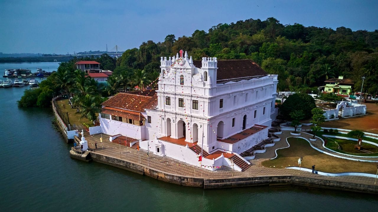 ઉસ્ગાલિમલની ખડક કોતરણી પ્રાચીન પાષાણયુગના અંતિમ અથવા મધ્ય પાષાણયુગની યાદ અપાવે છે, જે ભારતમાં માનવ વસાહતના શરૂઆતના પુરાવાઓ પૈકીના એક છે. લોહ યુગમાં આ વિસ્તારમાં મૌર્ય અને સાતવાહન સામ્રાજ્યોએ શાસન કર્યું હતું. ત્યારબાદ મધ્યયુગમાં ગોવા પર કદંબ, વિજયનગર સામ્રાજ્ય, બહમાની સલ્તનત અને અંતે બીજાપુર સલ્તનતનો પ્રભાવ રહ્યો. ( Credits: Getty Images )