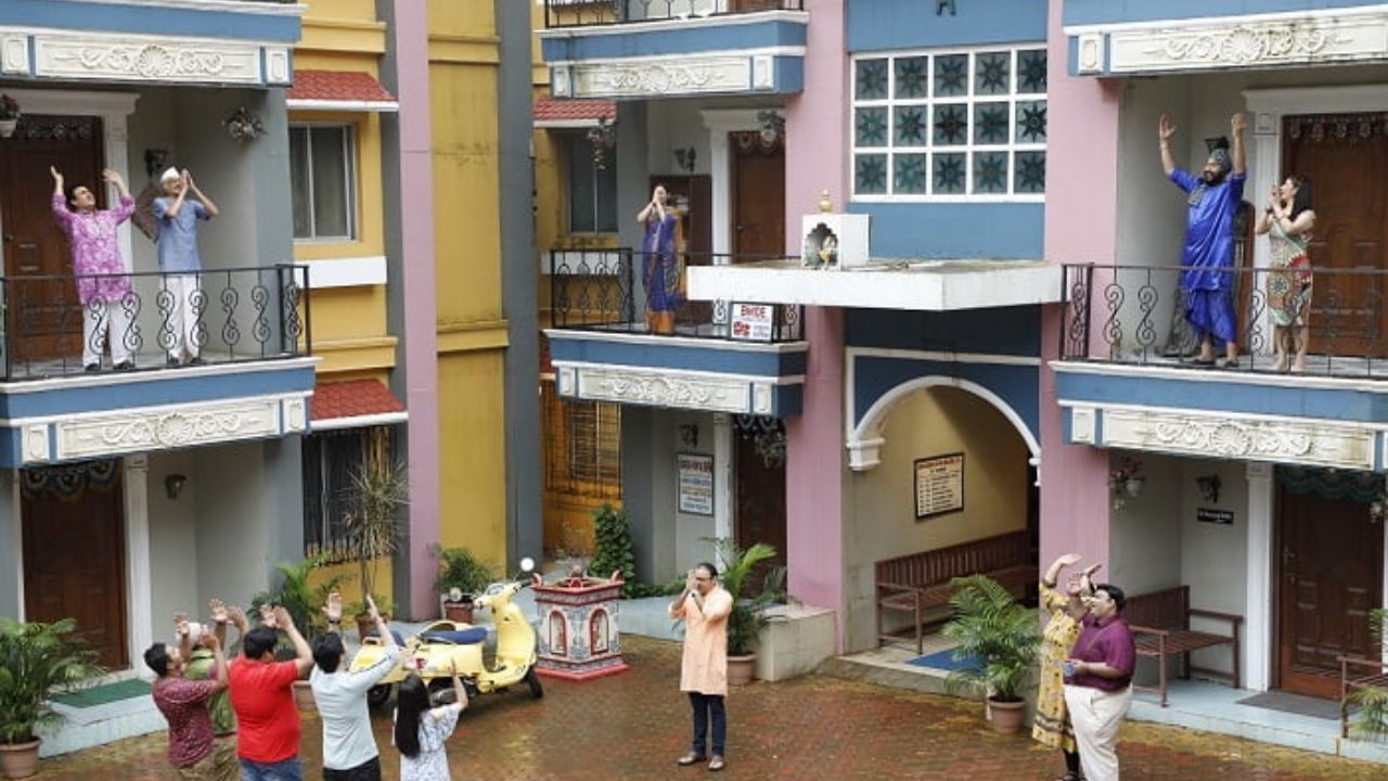 જેનિફરે કહ્યું કે તમે જે ગોકુલધામ જુઓ છો તે બે અલગ અલગ સેટ છે. બહારનો સેટ અલગ છે અને અંદરના ઘરમાં એક અલગ સેટ છે, જ્યાં શોનું શૂટિંગ થાય છે. 