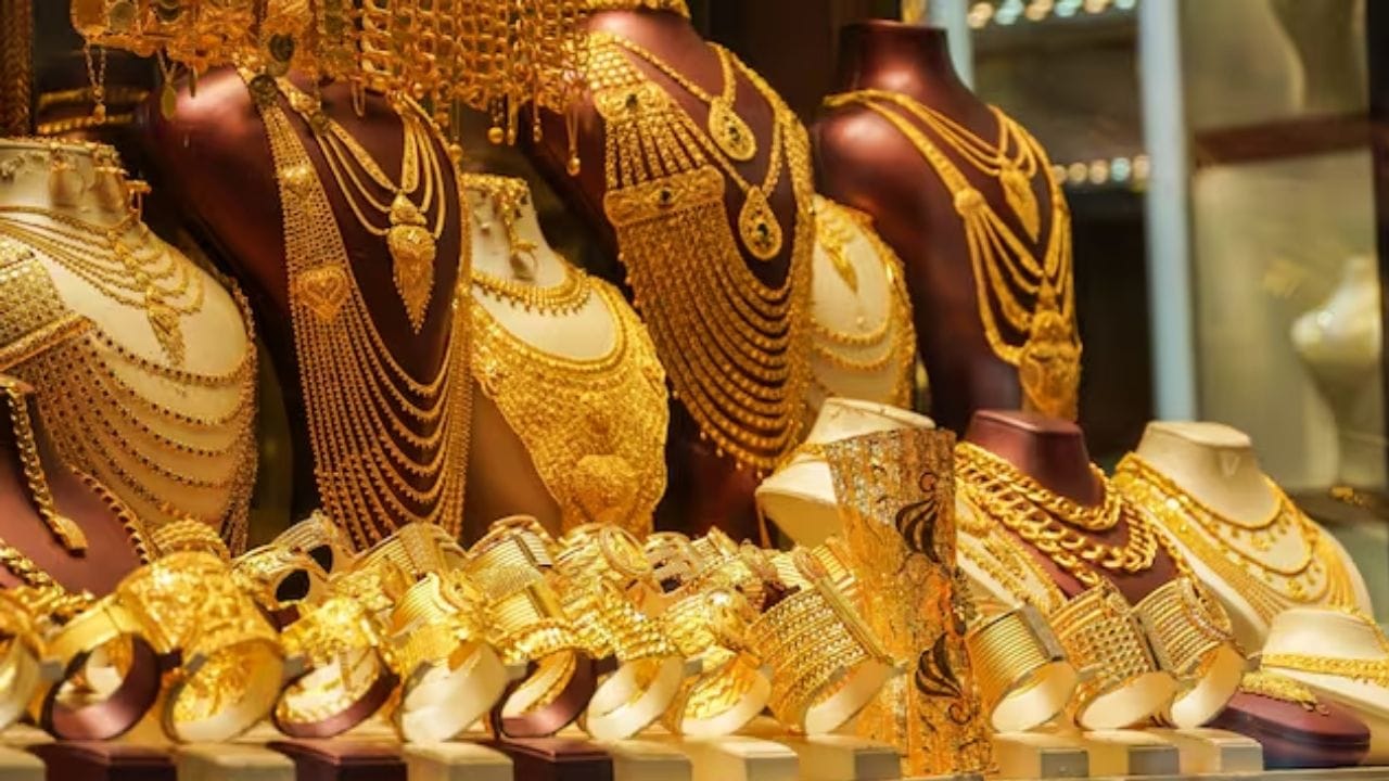 સોનાની કિંમતોમાં આવતા વધારાનું મુખ્ય કારણ એ છે કે વૈશ્વિક સ્તરે રોકાણકારો સોનાને સુરક્ષિત રોકાણનું માધ્યમ માનીને તેમાં મોટી માત્રામાં ખરીદી કરી રહ્યા છે. અમેરિકામાં નોકરીઓની નવીનતમ અહેવાલ નબળી આવી છે, જેના કારણે ત્યાં વ્યાજદરો ઘટવાની શક્યતા વધી છે. જ્યારે વ્યાજદર ઘટે છે ત્યારે શેરબજારમાં જોખમ વધે છે અને લોકો સોનામાં રોકાણને વરે છે. પરિણામે, વધુ ખરીદીના કારણે ભાવમાં વધારો થયો છે.